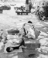 Foto von schlafenden Strassenkindern, schwarz-wei