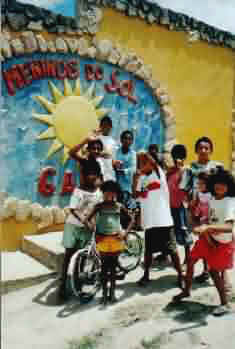 Foto von den Kindern und ihrem Haus