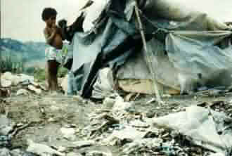 Foto von kleinem Kind vor seinem "Zuhause" auf der Mllhalde