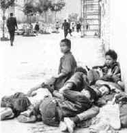 Foto einer Gruppe von Strassenkindern, schwarz-wei