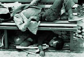 Foto von schlafenden Strassenjungen, schwarz-wei